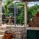 2 Bedroom Awesome In Σπίτι διακοπών Orebić