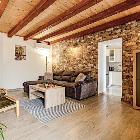 2 Bedroom Awesome In Prázdninový dům Orebić