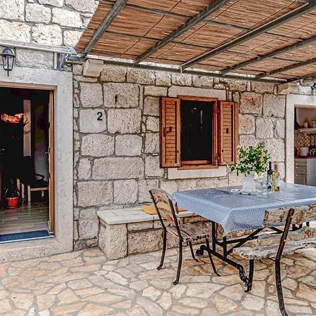 2 Bedroom Awesome In Casa de Férias